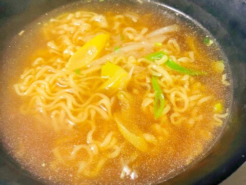 炒めネギ入りのラーメン